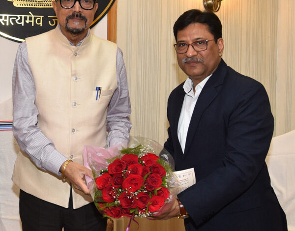 राज्यपाल डेका से रविवि के कुलपति ने सौजन्य भेंट की राज्यपाल डेका से रविवि के कुलपति ने सौजन्य भेंट की