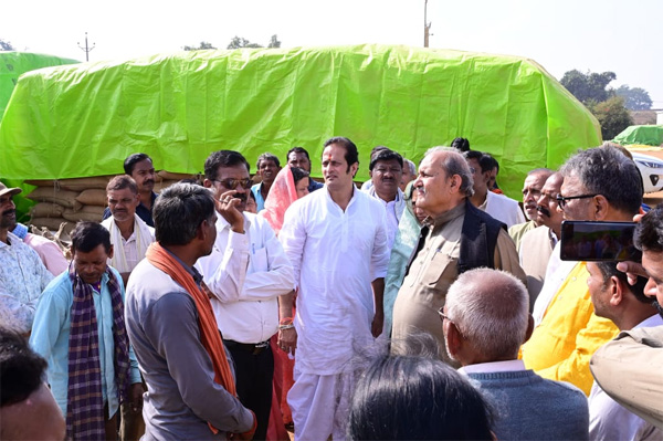 धान खरीदी केन्द्र पहुंचे कांग्रेसियों को किसानों ने बतायी अपनी दिक्कतें धान खरीदी केन्द्र पहुंचे कांग्रेसियों को किसानों ने बतायी अपनी दिक्कतें