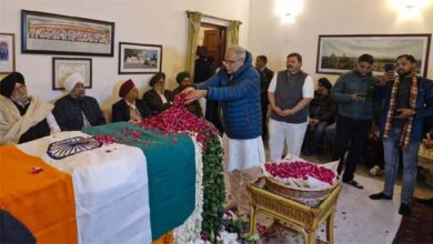 भूपेश ने दिल्ली में पूर्व प्रधानमंत्री डॉ मनमोहन सिंह के आवास पहुंचकर दी श्रद्धांजलि