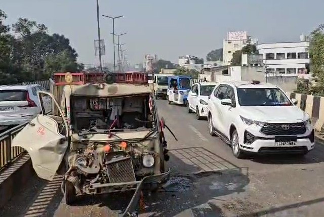 एक्सप्रेस वे में भिड़े तीन वाहन, घंटे भर रहा जाम एक्सप्रेस वे में भिड़े तीन वाहन, घंटे भर रहा जाम