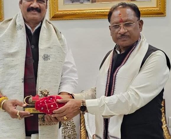 मुख्यमंत्री साय से मध्यप्रदेश के खाद्य मंत्री गोविंद सिंह राजपूत ने की सौजन्य मुलाकात मुख्यमंत्री साय से मध्यप्रदेश के खाद्य मंत्री गोविंद सिंह राजपूत ने की सौजन्य मुलाकात