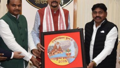 राज्यपाल डेका से उत्तर प्रदेश के समाज कल्याण राज्य मंत्री गोंड ने सौजन्य भेंट की, महाकुंभ 2025 के लिए दिया न्यौता