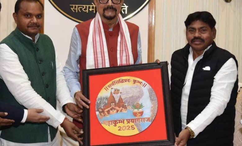 राज्यपाल डेका से उत्तर प्रदेश के समाज कल्याण राज्य मंत्री गोंड ने सौजन्य भेंट की, महाकुंभ 2025 के लिए दिया न्यौता राज्यपाल डेका से उत्तर प्रदेश के समाज कल्याण राज्य मंत्री गोंड ने सौजन्य भेंट की, महाकुंभ 2025 के लिए दिया न्यौता
