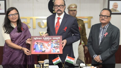 राज्यपाल डेका को जूनियर रेडक्रॉस जम्बूरी का एलबम भेंट किया राज्यपाल डेका को जूनियर रेडक्रॉस जम्बूरी का एलबम भेंट किया