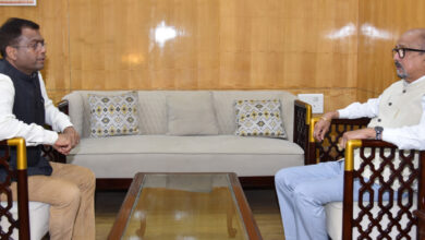 राज्यपाल डेका से राज्य चुनाव आयुक्त सिंह ने भेंट की