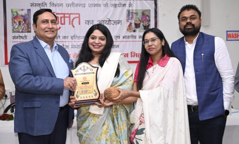 हमारे सामाजिक जीवन में लोकसंस्कृति की जड़ें बहुत गहरी हैं -संजय अलंग हमारे सामाजिक जीवन में लोकसंस्कृति की जड़ें बहुत गहरी हैं -संजय अलंग