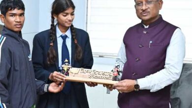 स्कूली बच्चों द्वारा तैयार लकड़ी की नेम प्लेट और पोट्रेट उपहार में पाकर मुख्यमंत्री साय ने जताई खुशी