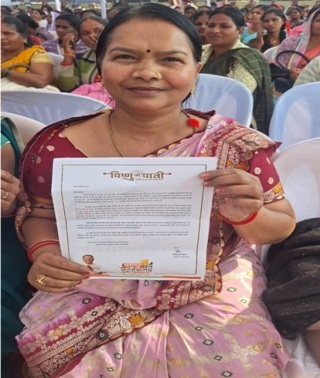दु:ख और संघर्ष के बाद किरण बर्वे को मिली महतारी वंदन योजना की छाया दु:ख और संघर्ष के बाद किरण बर्वे को मिली महतारी वंदन योजना की छाया