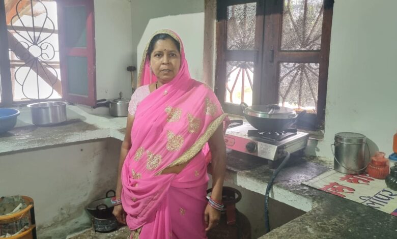 महिलाओं का बढ़ा आत्मसम्मान, भुनेश्वरी साहू कर रही रसोई गैस और राशन की पूर्ति महिलाओं का बढ़ा आत्मसम्मान, भुनेश्वरी साहू कर रही रसोई गैस और राशन की पूर्ति