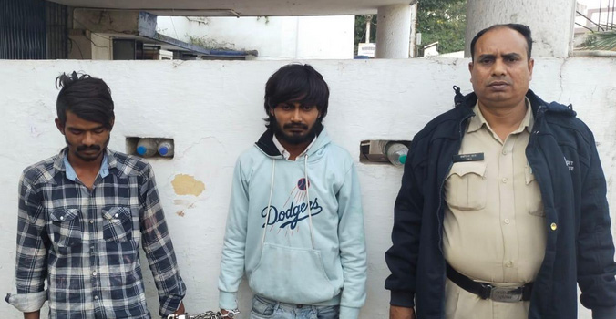 ऐशियन पेन्ट से भरे चार डिब्बे चोरी करने वाले चोर गिरफ्तार ऐशियन पेन्ट से भरे चार डिब्बे चोरी करने वाले चोर गिरफ्तार