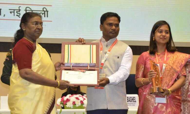 नई दिल्ली के विज्ञान भवन में हरदीभाटा ग्राम पंचायत को मिला राष्ट्रीय पंचायत पुरस्कार – 2024 नई दिल्ली के विज्ञान भवन में हरदीभाटा ग्राम पंचायत को मिला राष्ट्रीय पंचायत पुरस्कार – 2024