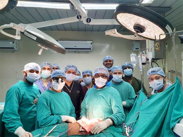 अम्बेडकर अस्पताल के डॉक्टरों ने रचा इतिहास, निकाला फेफड़े और हार्ट से चिपका पांच किलो का ट्यूमर अम्बेडकर अस्पताल के डॉक्टरों ने रचा इतिहास, निकाला फेफड़े और हार्ट से चिपका पांच किलो का ट्यूमर
