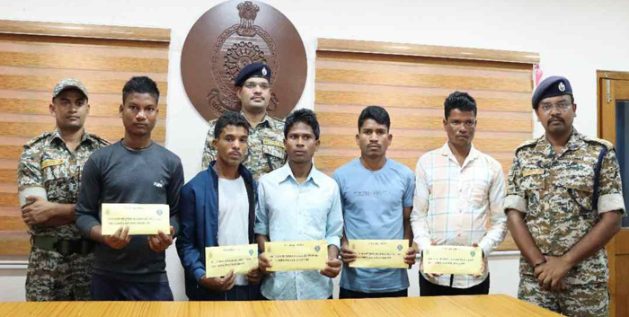 11 लाख के ईनामी 5 नक्सलियों ने किया आत्मसमर्पण 11 लाख के ईनामी 5 नक्सलियों ने किया आत्मसमर्पण