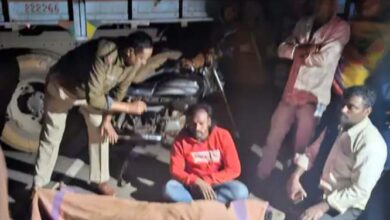 ट्रक-बाइक की टक्कर में बाईक सवार की मौत, एक गंभीर ट्रक-बाइक की टक्कर में बाईक सवार की मौत, एक गंभीर