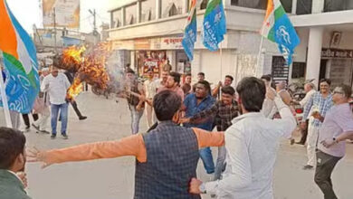 छात्रावासों में हो रही मौत के मामले में एनएसयूआई ने मंत्री का फूंका पुतला