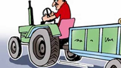 अनियंत्रित ट्रैक्टर पेड़ से टकराया, चालक की हुई माैत अनियंत्रित ट्रैक्टर पेड़ से टकराया, चालक की हुई माैत