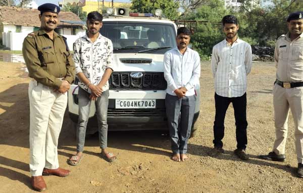 नकली पुलिस बनकर हाइवे में ट्रक चालकों से वसूली करने वाले तीन गिरफ्तार नकली पुलिस बनकर हाइवे में ट्रक चालकों से वसूली करने वाले तीन गिरफ्तार