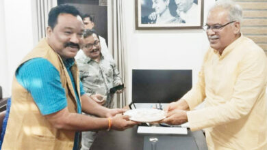 छुईखदान नपं में पूर्व अध्यक्ष गिरीराज पत्नी के साथ थामा कांग्रेस का हाथ, नम्रता को मिला टिकट