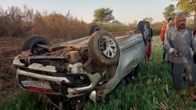 प्रयागराज से लौट रहे परिवार का कार पलटा, 2 लोग घायल प्रयागराज से लौट रहे परिवार का कार पलटा, 2 लोग घायल