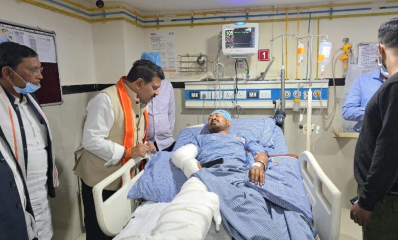 उपमुख्यमंत्री शर्मा ने घायल जवानों से की मुलाकात, उनके शीघ्र स्वस्थ होने की कामना की उपमुख्यमंत्री शर्मा ने घायल जवानों से की मुलाकात, उनके शीघ्र स्वस्थ होने की कामना की