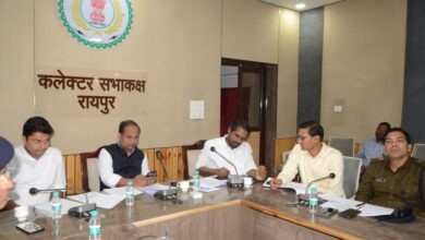 जिन प्रमुख मार्गों में ट्रैफिक का दबाव ज्यादा और बाधित होने की समस्या, उन स्थानों का जल्द करें चयन: कलेक्टर