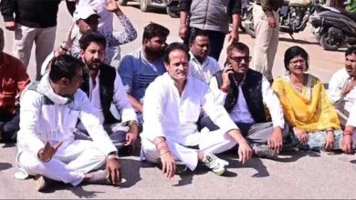 समता और चौबे कॉलोनी के निवासियों के साथ धरने पर बैठे उपाध्याय समता और चौबे कॉलोनी के निवासियों के साथ धरने पर बैठे उपाध्याय