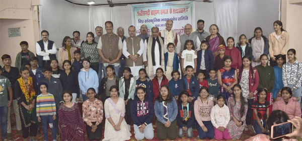 विद्यार्थी अपने भविष्य निर्माण के लिए मोबाइल का दुरुपयोग ना करें -पुरंदर विद्यार्थी अपने भविष्य निर्माण के लिए मोबाइल का दुरुपयोग ना करें -पुरंदर