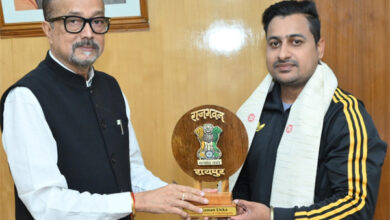 राज्यपाल डेका से पैरा एशिया कप के गोल्ड मेडल विजेता झा ने सौजन्य भेंट की राज्यपाल डेका से पैरा एशिया कप के गोल्ड मेडल विजेता झा ने सौजन्य भेंट की