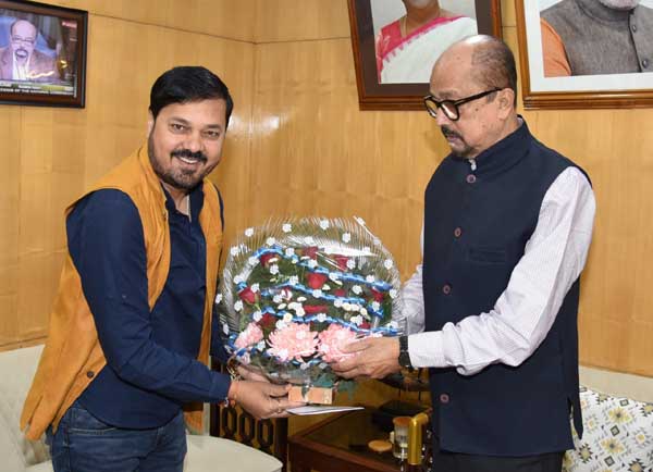 राज्यपाल डेका से विधायकगणों ने सौजन्य भेंट की राज्यपाल डेका से विधायकगणों ने सौजन्य भेंट की
