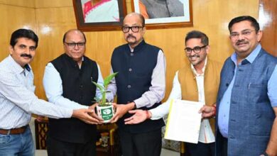 राज्यपाल को मिला फ्लावर शो का आमंत्रण राज्यपाल को मिला फ्लावर शो का आमंत्रण