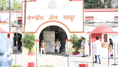 जेल में लखमा व देवेन्द्र यादव से मिले भूपेश बघेल जेल में लखमा व देवेन्द्र यादव से मिले भूपेश बघेल