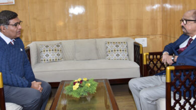 राज्यपाल से संभागीय रेलवे प्रबंधक ने सौजन्य भेंट की राज्यपाल से संभागीय रेलवे प्रबंधक ने सौजन्य भेंट की