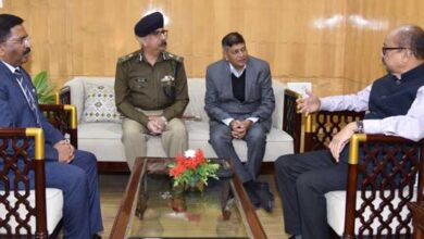 राज्यपाल डेका को मुख्य सचिव एवं वरिष्ठ अधिकारियों ने दी नए वर्ष की शुभकामनाएं राज्यपाल डेका को मुख्य सचिव एवं वरिष्ठ अधिकारियों ने दी नए वर्ष की शुभकामनाएं