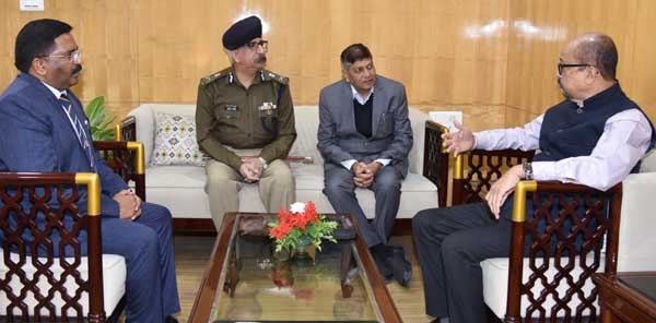 राज्यपाल डेका को मुख्य सचिव एवं वरिष्ठ अधिकारियों ने दी नए वर्ष की शुभकामनाएं राज्यपाल डेका को मुख्य सचिव एवं वरिष्ठ अधिकारियों ने दी नए वर्ष की शुभकामनाएं