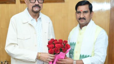 राज्यपाल डेका से केन्द्रीय मंत्री साहू ने की सौजन्य भेंट राज्यपाल डेका से केन्द्रीय मंत्री साहू ने की सौजन्य भेंट