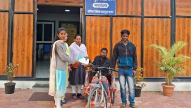 मुख्यमंत्री कैंप कार्यालय में कालीचरण को मिली बैटरी चलित ट्राई साइकिल मुख्यमंत्री कैंप कार्यालय में कालीचरण को मिली बैटरी चलित ट्राई साइकिल