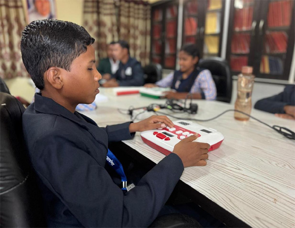 दृष्टिबाधित बच्चों के लिए उपलब्ध कराया गया एनी डिवाइस दृष्टिबाधित बच्चों के लिए उपलब्ध कराया गया एनी डिवाइस