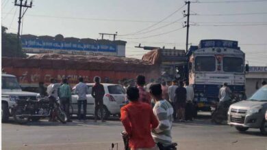 जिओ पेट्रोल पंप के सामने आपस में भिड़े दो ट्रक