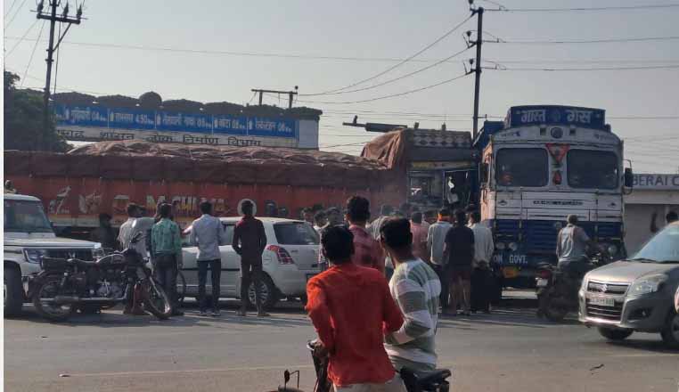 जिओ पेट्रोल पंप के सामने आपस में भिड़े दो ट्रक जिओ पेट्रोल पंप के सामने आपस में भिड़े दो ट्रक