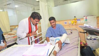 मुठभेड़ में घायल जवानों से मिले उपमुख्यमंत्री शर्मा, हौसला बढ़ाया, बेहतर इलाज के दिए निर्देश मुठभेड़ में घायल जवानों से मिले उपमुख्यमंत्री शर्मा, हौसला बढ़ाया, बेहतर इलाज के दिए निर्देश