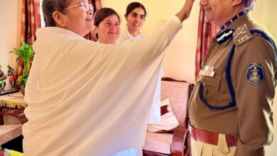 नव नियुक्त पुलिस महानिदेशक अरूण देव को रायपुर संचालिका ब्रह्माकुमारी सविता दीदी ने तिलक लगाकर और शाल भेंटकर दी बधाई