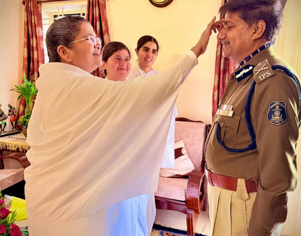 नव नियुक्त पुलिस महानिदेशक अरूण देव को रायपुर संचालिका ब्रह्माकुमारी सविता दीदी ने तिलक लगाकर और शाल भेंटकर दी बधाई नव नियुक्त पुलिस महानिदेशक अरूण देव को रायपुर संचालिका ब्रह्माकुमारी सविता दीदी ने तिलक लगाकर और शाल भेंटकर दी बधाई