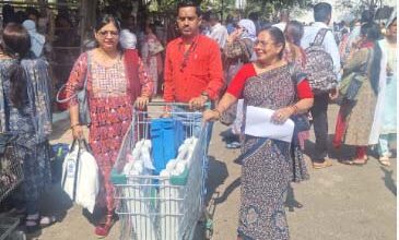 मतदान सामग्री लेकर मतदान दल हुए मतदान केंद्रों के लिए रवाना