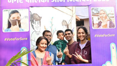 राज्य निर्वाचन आयुक्त अजय सिंह ने सपरिवार प्राथमिक शाला पुरैना केंद्र में किया मतदान राज्य निर्वाचन आयुक्त अजय सिंह ने सपरिवार प्राथमिक शाला पुरैना केंद्र में किया मतदान