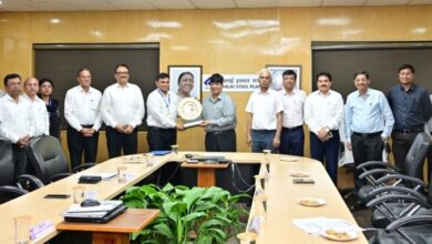 राष्ट्रीय पुरस्कार से सम्मानित हुए भिलाई इस्पात संयंत्र ने निदेशक प्रभारी को सौंपा पुरस्कार