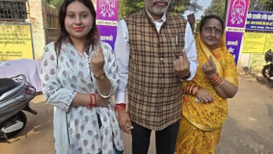 भाजपा अध्यक्ष किरणदेव सिंह ने सपरिवार किया मतदान भाजपा अध्यक्ष किरणदेव सिंह ने सपरिवार किया मतदान