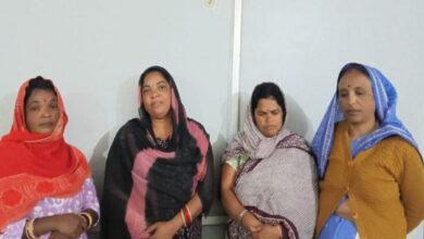 दीवान तालाब के पास निर्माणाधीन मकान में जुआ खेलते 15 पुरुषों के साथ पकड़ी गई 4 महिलाएं, 36 हजार जब्त