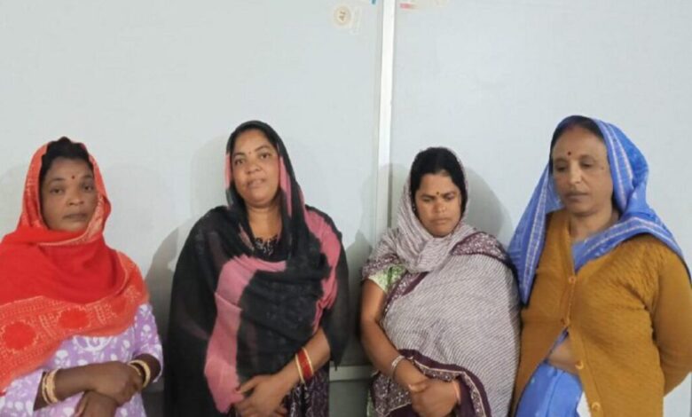 दीवान तालाब के पास निर्माणाधीन मकान में जुआ खेलते 15 पुरुषों के साथ पकड़ी गई 4 महिलाएं, 36 हजार जब्त दीवान तालाब के पास निर्माणाधीन मकान में जुआ खेलते 15 पुरुषों के साथ पकड़ी गई 4 महिलाएं, 36 हजार जब्त