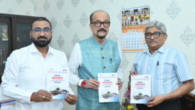राज्यपाल ने भौतिकी विषय पर लिखित पुस्तक का विमोचन किया