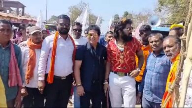 निर्दलीय प्रत्याशी के प्रचार में उतरे साउथ सुपर स्टार अल्लु अर्जुन और सचिन तेंदुलकर के डुप्लीकेट